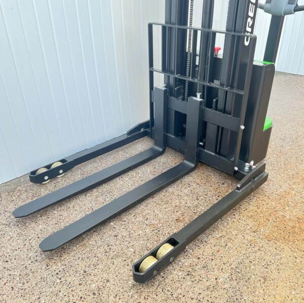 FULL ELECTRIC PALLET STACKER STRADDLE GREENPOWER ES12-25DM – 3000MM LIFT – 1200KGS - Image 6