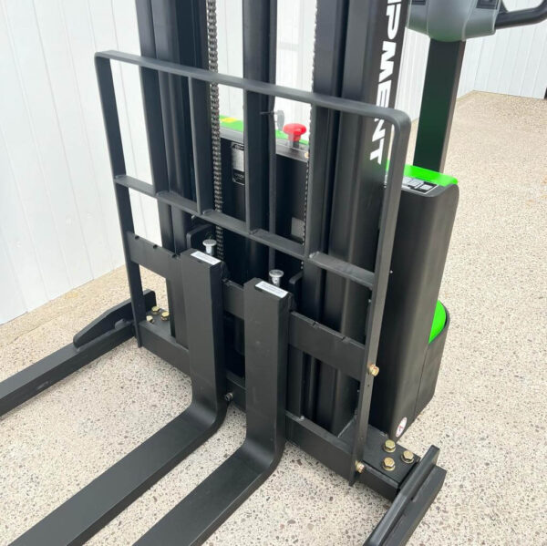 LITHIUM ELECTRIC PALLET STACKER STRADDLE EP ES12-25DM -1200KGS – 3600MM LIFT - Image 2