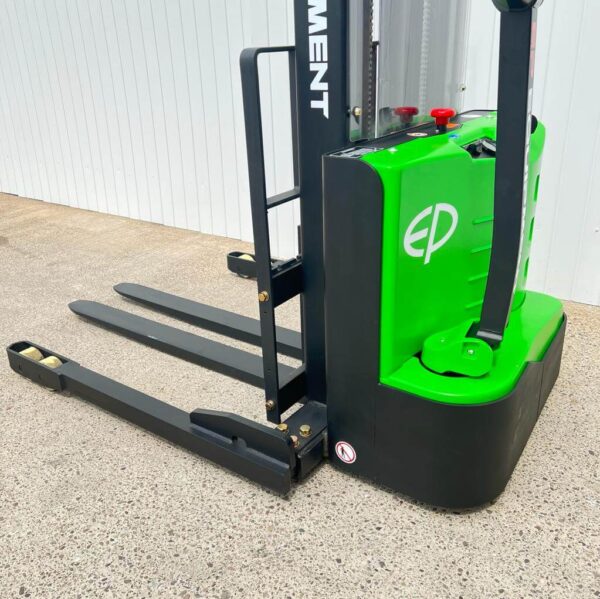 LITHIUM ELECTRIC PALLET STACKER STRADDLE EP ES12-25DM -1200KGS – 3600MM LIFT - Image 4