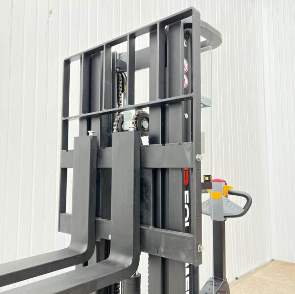 LITHIUM ELECTRIC PALLET STACKER STRADDLE EP ES18-40WA -1800KGS – 5000MM LIFT - Image 10