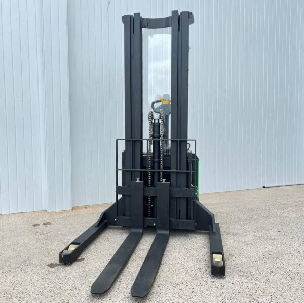 LITHIUM ELECTRIC PALLET STACKER STRADDLE EP ES18-40WA -1800KGS – 5000MM LIFT - Image 3