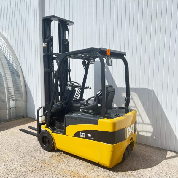 CAT EP20NT USED 3 WHEEL ELECTRIC FORKLIFT – 6400MM LIFT - Image 2