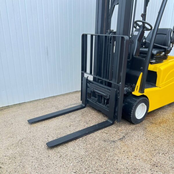 YALE ERP16VT 3 WHEEL ELECTRIC FORKLIFT – 5200MM LIFT - Image 3