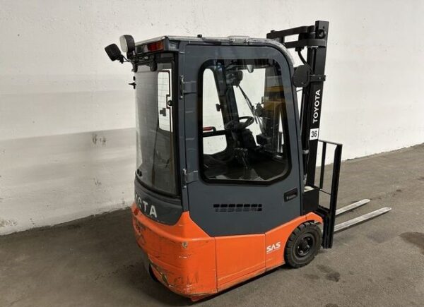 Electric 3-Wheel Forklift Toyota 7FBEST13 - Image 3