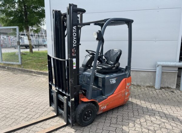 Electric 3-Wheel Forklift Toyota 8FBE15T