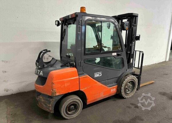 Electric 3-Wheel Forklift Toyota 8FBE15T - Image 9