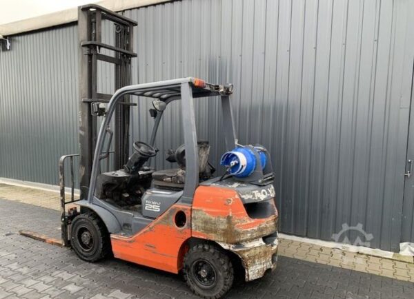 Electric 3-Wheel Forklift Toyota 8FBET20 - Image 2