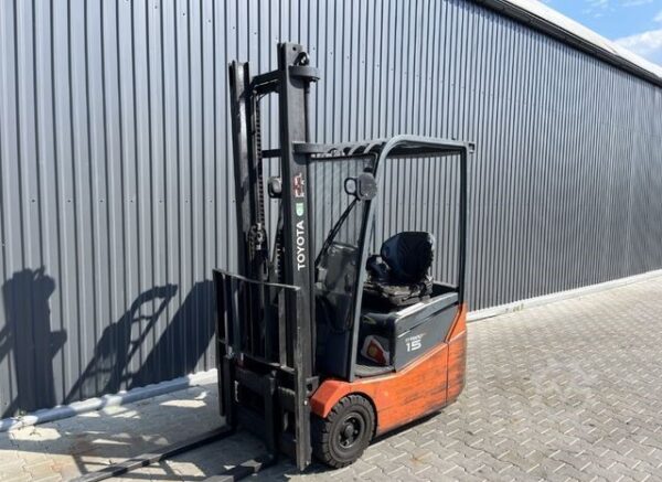 Electric 3-wheel forklift Toyota 7FBEST15