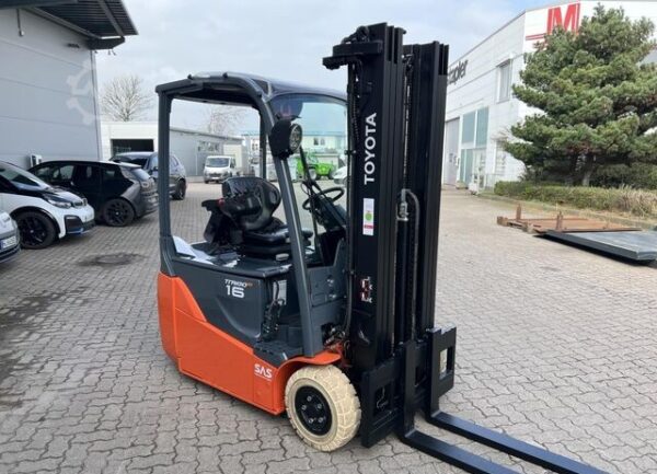 Electric 3-wheel forklift Toyota 8FBE16T - Image 3