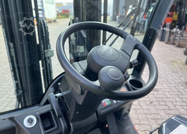 Electric 3-wheel forklift Toyota 8FBE16T - Image 7