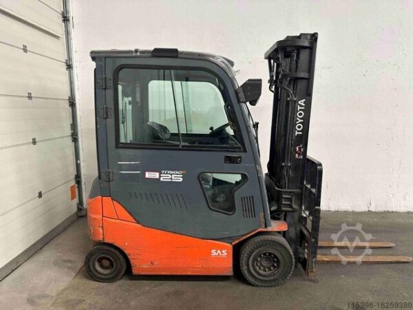 Electric 4-wheel forklift Toyota 8FBMKT25 - TRIPLEX 5 m - Image 3