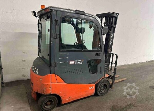 Electric 4-wheel forklift Toyota 8FBMKT25 - TRIPLEX 5 m - Image 2