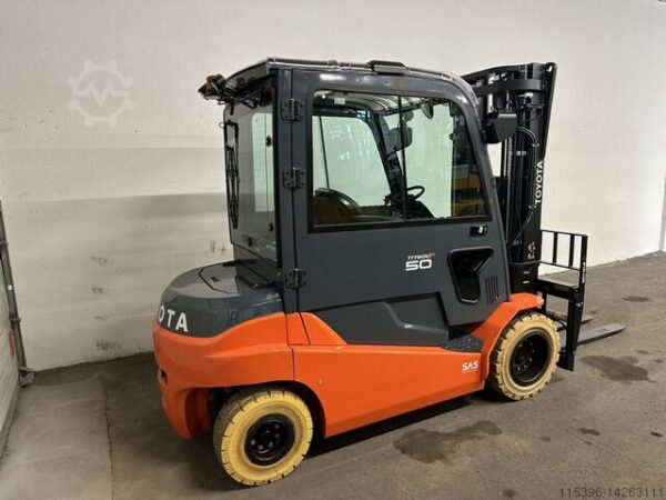 Electric 4-wheel forklift Toyota 8FBMT35 - TRIPLEX 5,5 m - Image 4