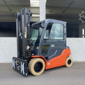 Electric 4-wheel forklift Toyota 8FBMT50