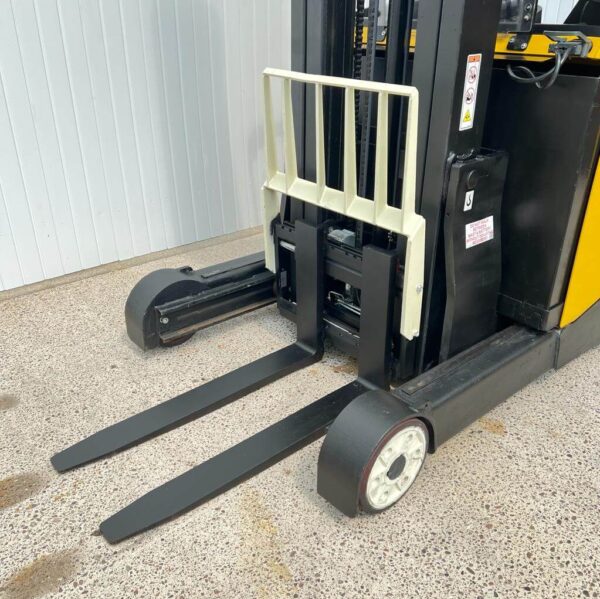 YALE MR14 USED REACH FORKLIFT TRUCK -8000MM LIFT - Image 3